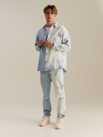 About You x Nils Kuesel - Ajuste regular Camisa 'Luan' en azul