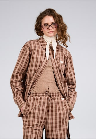 OH APRIL Blouse 'Lilia' in Bruin: voorkant