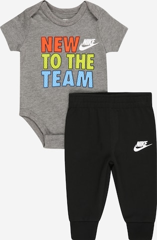 Nike Sportswear Sweatsuit in Black: front