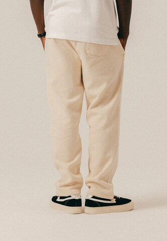 BLKVIS Zúžený Kalhoty – bílá