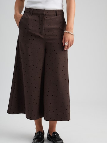 Peppercorn - Pierna ancha Pantalón 'Suzanna' en marrón