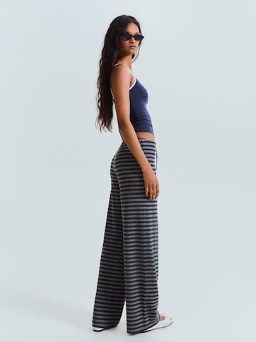 Bershka Ohlapna forma Hlače | siva barva