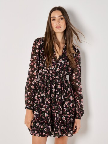 Robe Apricot en noir : devant