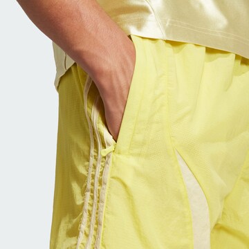 ADIDAS ORIGINALS Loosefit Shorts 'Adicolor 2000s' in Gelb