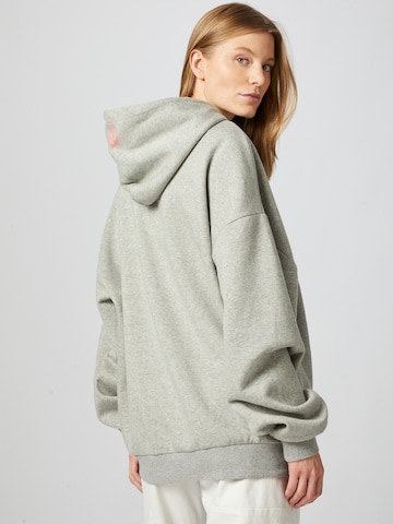 ABOUT YOU x Benny Cristo Sweatshirt 'Len' in Grau