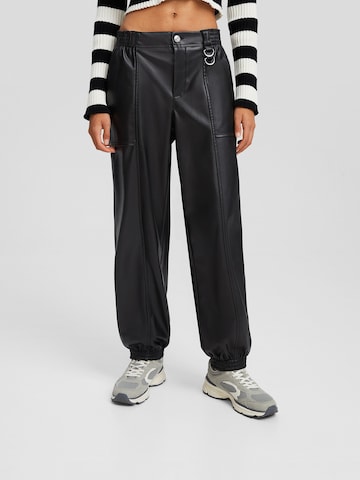 Regular Pantaloni de la Bershka pe negru: față