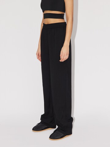 Wide leg Pantaloni 'Jamie' de la LeGer by Lena Gercke pe negru