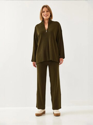 Completo pantalone di Bianco Lucci in verde: frontale