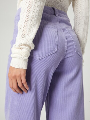 florence by mills exclusive for ABOUT YOU - Pierna ancha Pantalón 'Dandelion' en lila