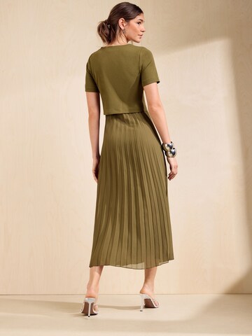 Rochie de la Friends Like These pe verde