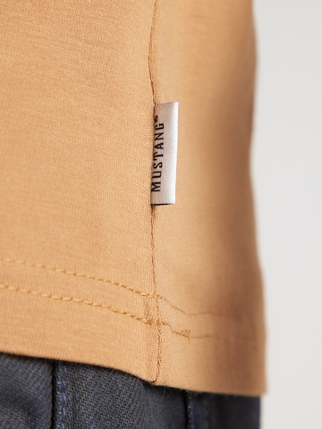 MUSTANG Μπλουζάκι 'Austin' σε καφέ
