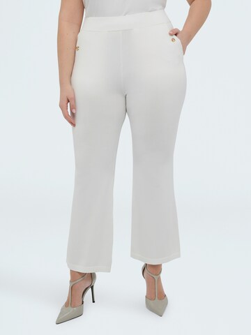 Flared Pantaloni di Fiorella Rubino in bianco: frontale