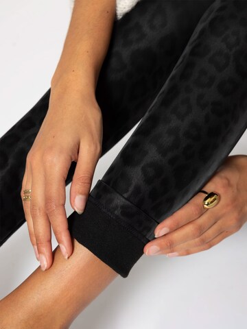 SASSYCLASSY Skinny Hose‌‌‌‌‌‌‌‌ in Schwarz