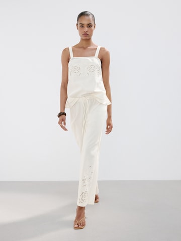 Largi Pantaloni 'Daria' de la MANGO pe alb