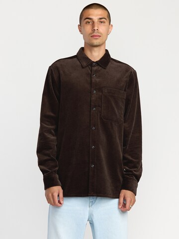 Coupe regular Chemise 'FOSTERED' Volcom en marron : devant