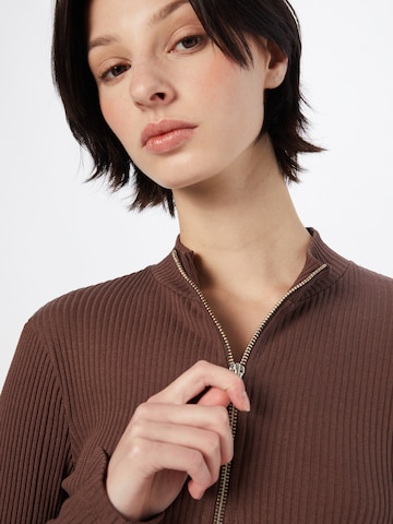 T-shirt 'Ketty' Gina Tricot en marron