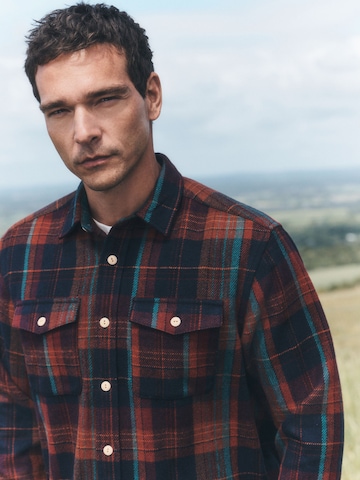 Next - Ajuste regular Camisa en rojo
