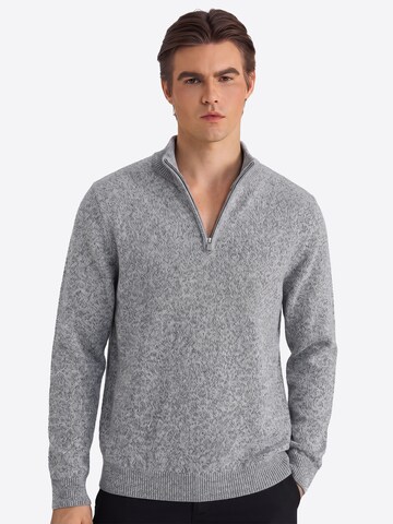 Vantory Sweater in Grey: front