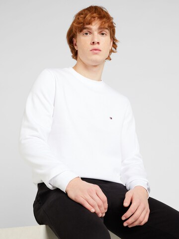 Sweat-shirt TOMMY HILFIGER en blanc : devant