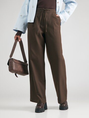 PIECES Loose fit Pleat-front trousers 'FALKA' in Brown: front