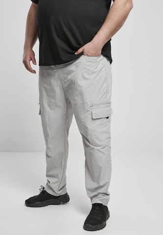 Urban Classics Regular Cargo Pants in Grey: front
