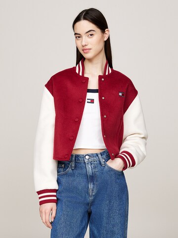 Tommy Jeans Φθινοπωρινό και ανοιξιάτικο μπουφάν σε κόκκινο: μπροστά