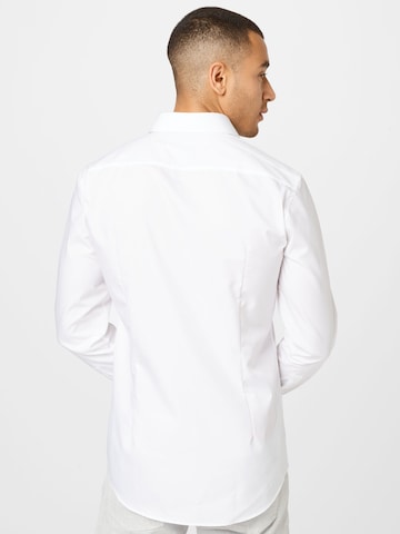 Coupe slim Chemise 'Jenno' HUGO en blanc