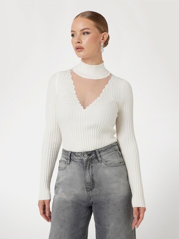 GUESS Sweater in White: front
