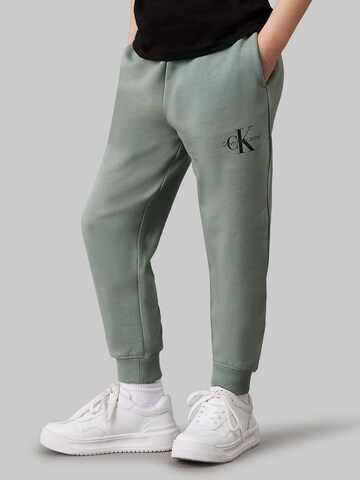 Tapered Pantaloni di Calvin Klein Jeans in verde: frontale