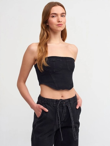 Dilvin Top in Black: front