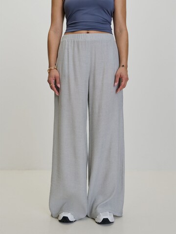 Wide leg Pantaloni di AMI ALY in grigio: frontale