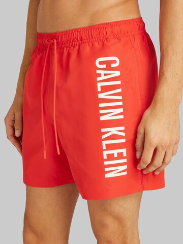Calvin Klein Swimwear Plavecké šortky – červená