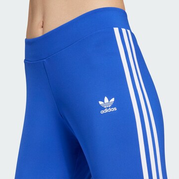 ADIDAS ORIGINALS Flared Leggings i blå