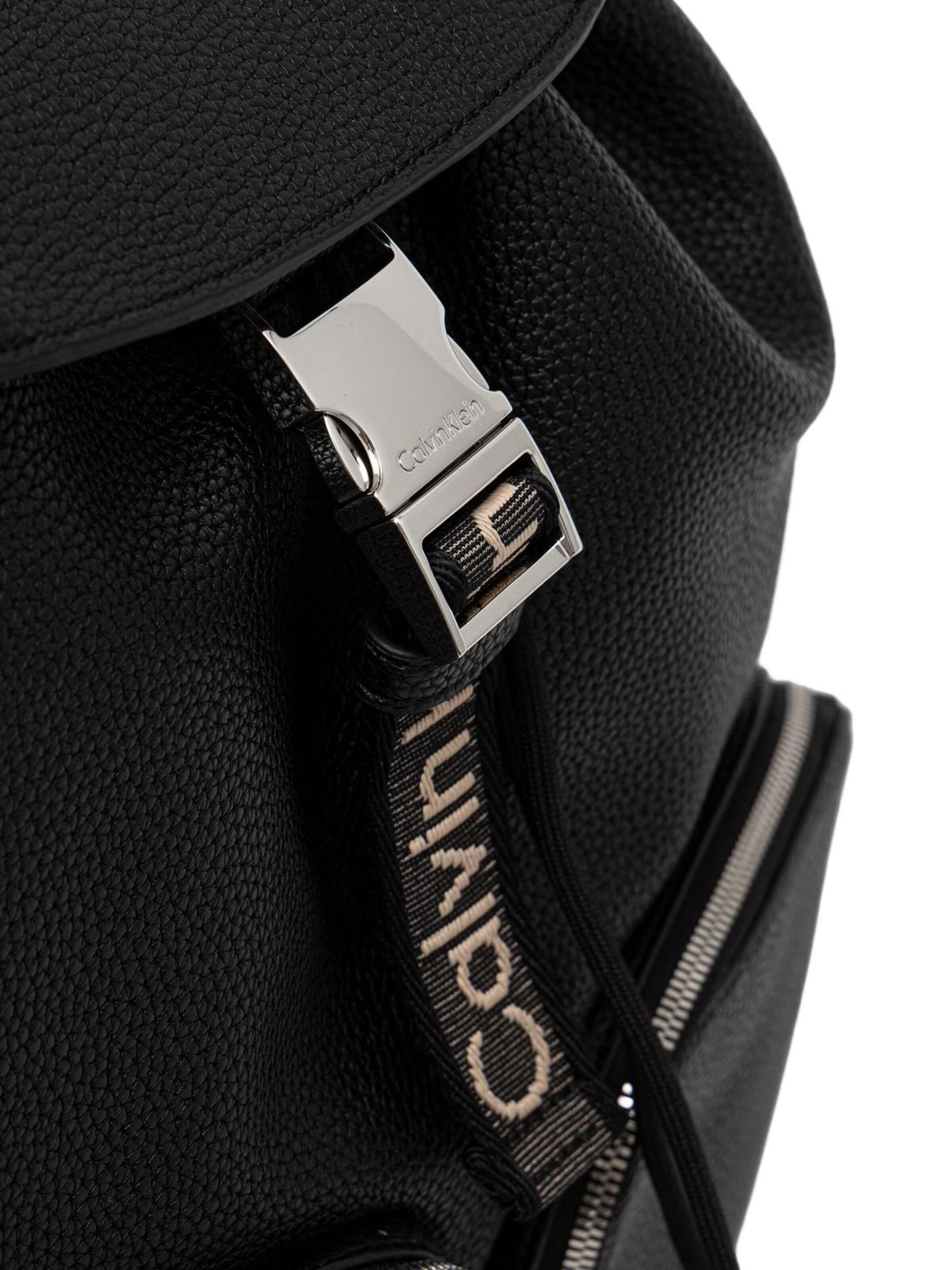 Zaino 'WEBBING STRAP FLAP B?ACKPACK LV04F3645G' di Calvin Klein in nero