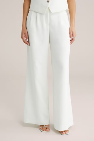 WE Fashion Široke hlačnice Hlače z naborki | bela barva: sprednja stran