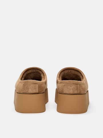 Pull&Bear Clogs in Bruin
