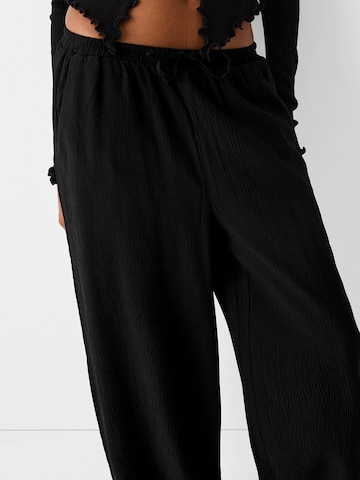 Bershka Szeroka nogawka Spodnie w kolorze czarny