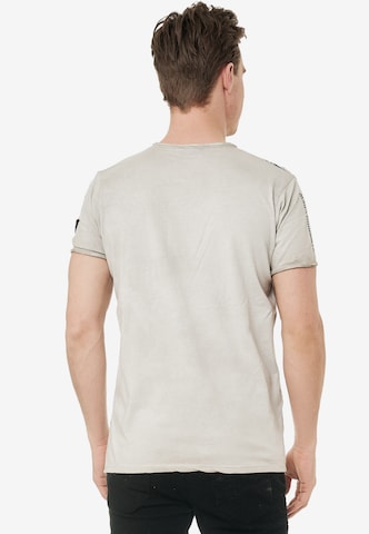 Rusty Neal T-Shirt mit Knopfleiste in Beige