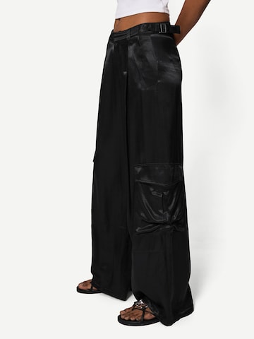 Wide leg Pantaloni cargo di Bershka in nero: frontale
