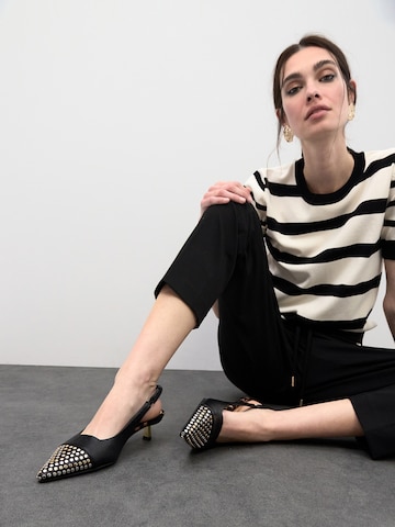 Lola Casademunt Czółenka z wyciętą piętą w kolorze czarny