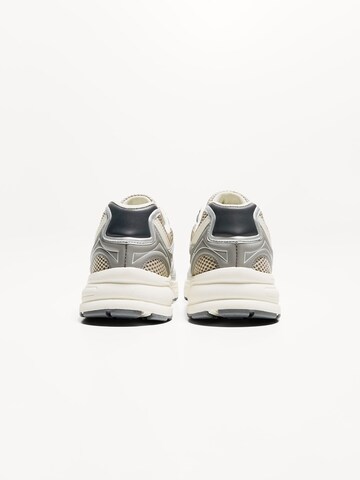 Sneaker bassa di Bershka in argento