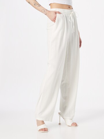 VERO MODA Loose fit Pleat-Front Pants 'Jesmilo' in White: front