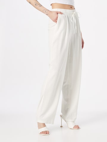 Loosefit Pantaloni con pieghe 'Jesmilo' di VERO MODA in bianco: frontale