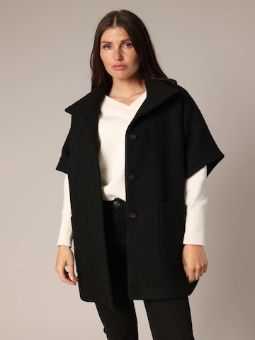 Cape 'Mawira' Deeluxe en noir : devant