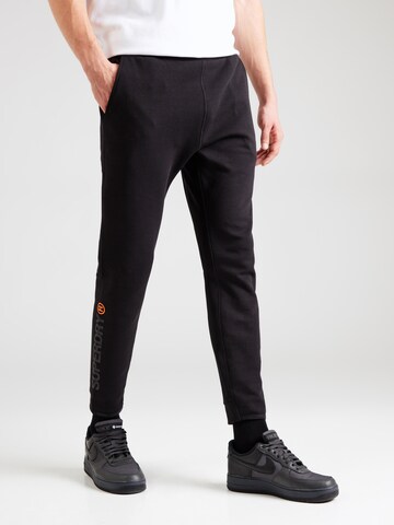 Superdry Tapered Hose in Schwarz: Vorderseite
