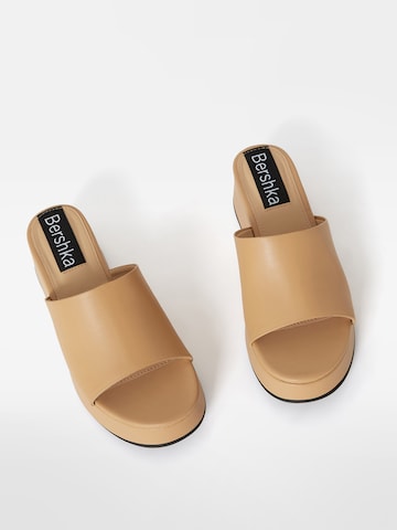 Bershka Pantolette in Beige