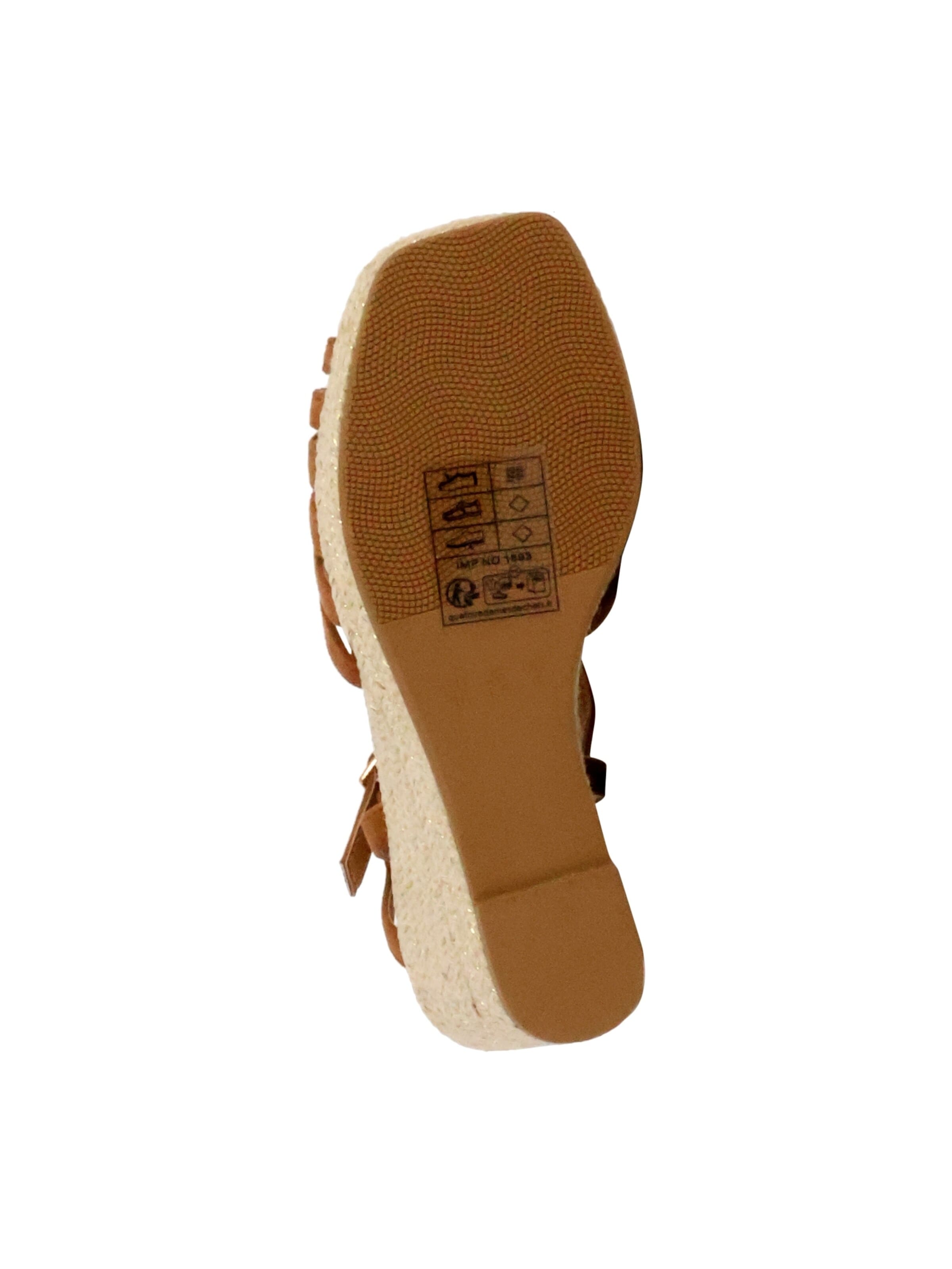 Sandalo di The Divine Factory in beige