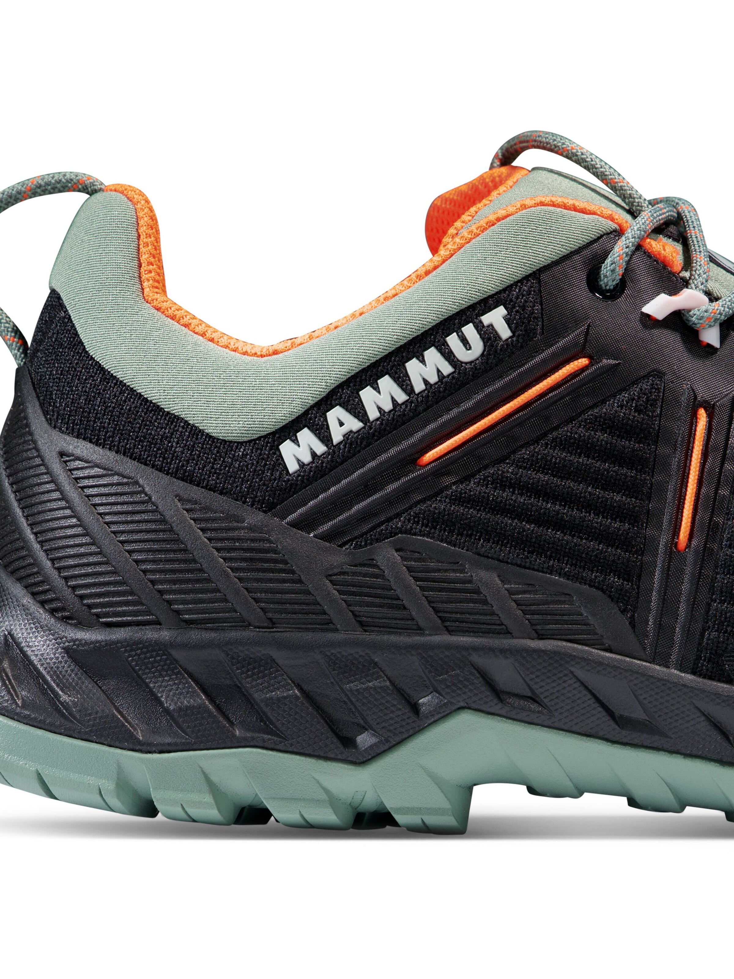 MAMMUT Flats in Black