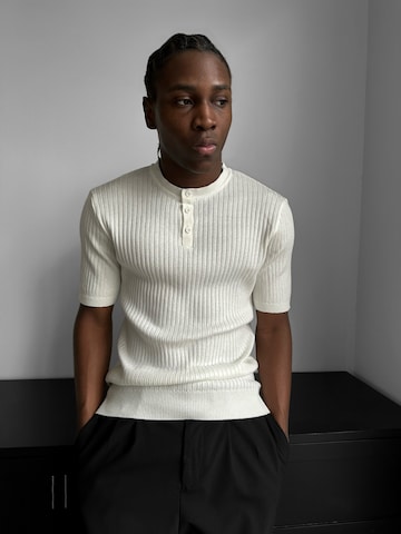 Kleidermafia T-shirt 'Slim Fit Button Knit T-shirt - Ecru' i beige: framsida