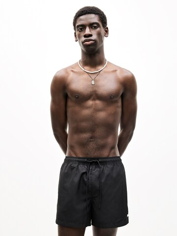 Shorts de bain Pull&Bear en noir : devant